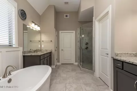 Bath - 915 Lanere Dr, Olive Branch, MS 38654 photo 1 of 7