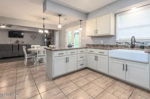 Kitchen - 7465 Allison Rd, Olive Branch, MS 38654 photo 4 of 5