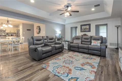 Living - 7465 Allison Rd, Olive Branch, MS 38654 photo 1 of 3