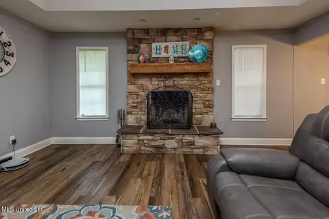 Living - 7465 Allison Rd, Olive Branch, MS 38654 photo 3 of 3