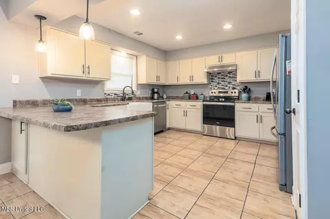 Kitchen - 7465 Allison Rd, Olive Branch, MS 38654 photo 2 of 5