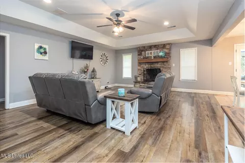 Living - 7465 Allison Rd, Olive Branch, MS 38654 photo 2 of 3