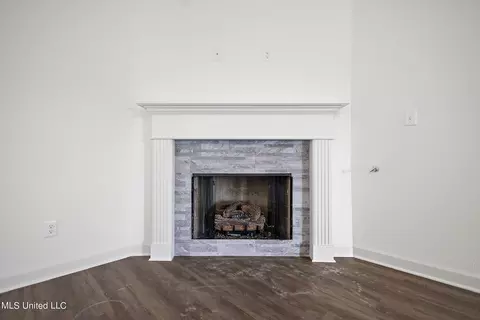 Living - 2452 Dela Dr, Southaven, MS 38672 photo 2 of 2