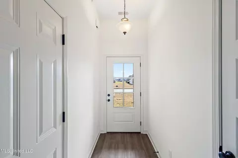 Entry Way - 2452 Dela Dr, Southaven, MS 38672 photo 2 of 2