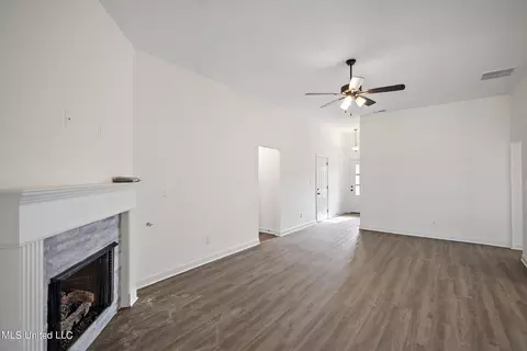 Living - 2452 Dela Dr, Southaven, MS 38672 photo 1 of 2