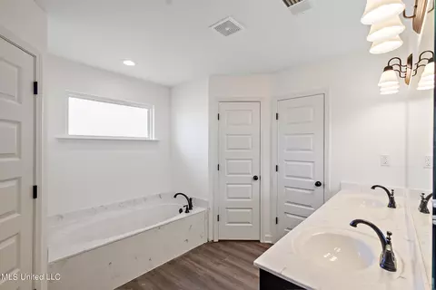 Bath - 2452 Dela Dr, Southaven, MS 38672 photo 3 of 4
