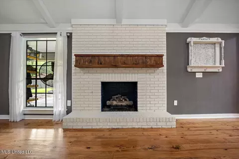 Living - 33 Sunline Dr, Brandon, MS 39042 photo 4 of 4
