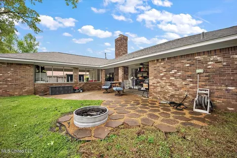 Exterior - 33 Sunline Dr, Brandon, MS 39042 photo 7 of 10
