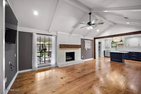 Living - 33 Sunline Dr, Brandon, MS 39042 photo 2 of 4