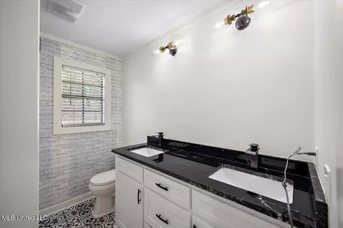 Bath - 33 Sunline Dr, Brandon, MS 39042 photo 4 of 5