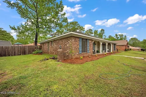 Exterior - 33 Sunline Dr, Brandon, MS 39042 photo 2 of 10