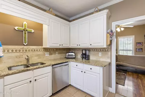 Kitchen - 115 Arrow Dr, Clinton, MS 39056 photo 4 of 4