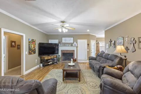 Living - 115 Arrow Dr, Clinton, MS 39056 photo 1 of 3