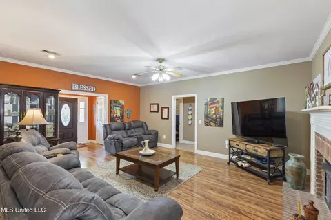 Living - 115 Arrow Dr, Clinton, MS 39056 photo 2 of 3