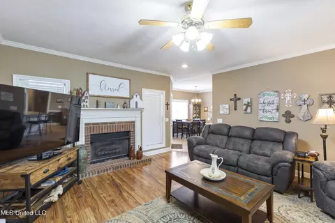 Living - 115 Arrow Dr, Clinton, MS 39056 photo 3 of 3