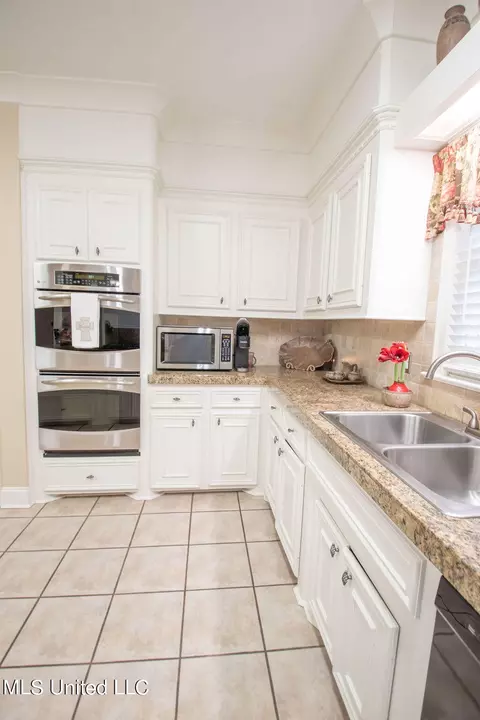 Kitchen - 111 Farrington Pl, Madison, MS 39110 photo 5 of 6