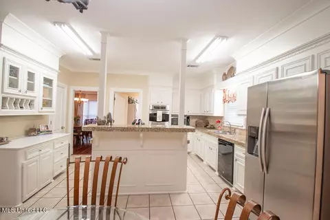 Kitchen - 111 Farrington Pl, Madison, MS 39110 photo 3 of 6