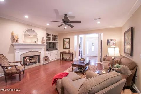 Living - 111 Farrington Pl, Madison, MS 39110 photo 2 of 5