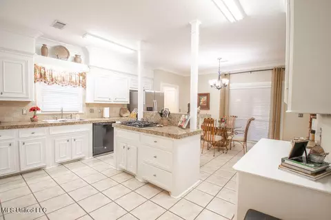 Kitchen - 111 Farrington Pl, Madison, MS 39110 photo 4 of 6