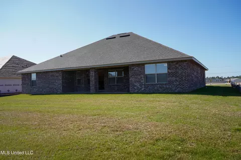 Exterior - 6211 Saphire Ln, Biloxi, MS 39532 photo 3 of 10