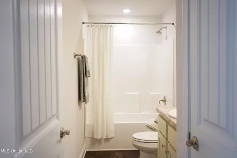 Bath - 6211 Saphire Ln, Biloxi, MS 39532 photo 1 of 4