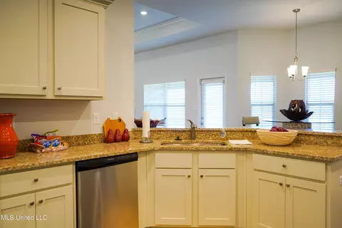 Kitchen - 6211 Saphire Ln, Biloxi, MS 39532 photo 4 of 5