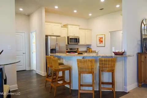 Kitchen - 6211 Saphire Ln, Biloxi, MS 39532 photo 2 of 5