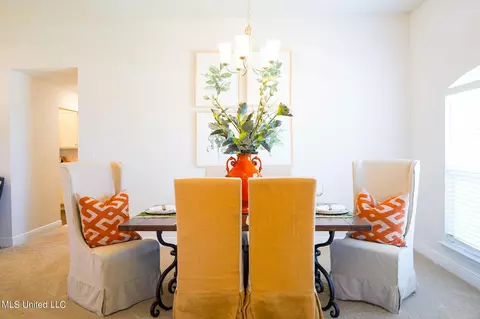 Dining - 6211 Saphire Ln, Biloxi, MS 39532 photo 3 of 6