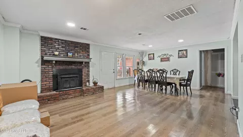 Living - 8362 Cedarcrest Dr, Southaven, MS 38671 photo 1 of 1