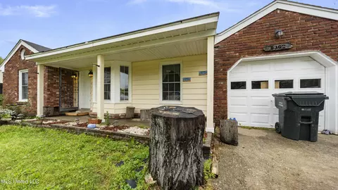 Exterior - 8362 Cedarcrest Dr, Southaven, MS 38671 photo 2 of 4