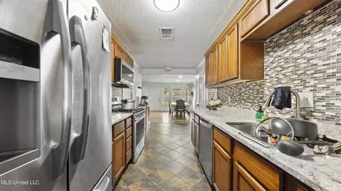 Kitchen - 8362 Cedarcrest Dr, Southaven, MS 38671 photo 2 of 2