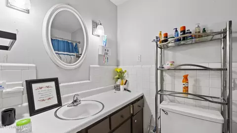Bath - 8362 Cedarcrest Dr, Southaven, MS 38671 photo 2 of 2