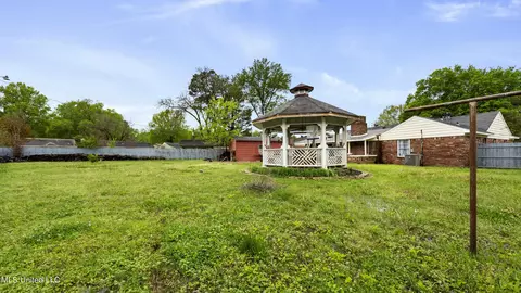Exterior - 8362 Cedarcrest Dr, Southaven, MS 38671 photo 3 of 4