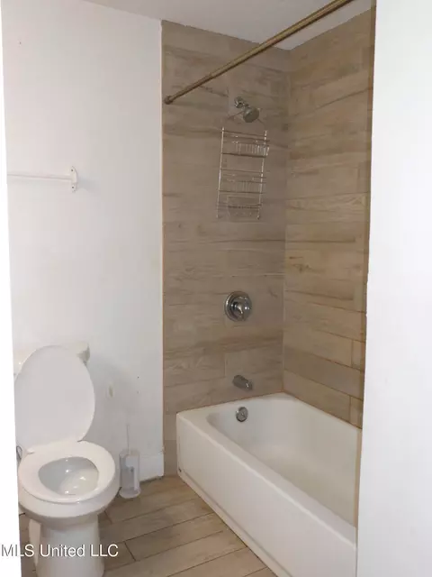 Bath - 316 Southbrook Dr, Jackson, MS 39211 photo 2 of 3