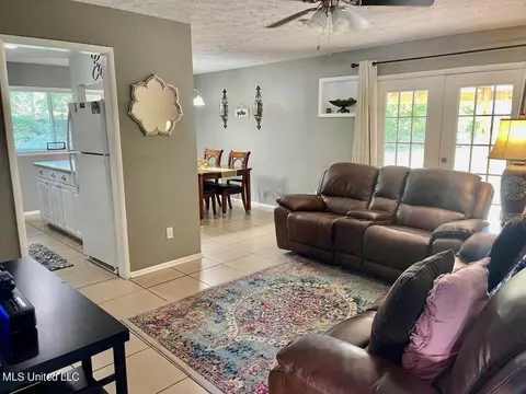 Living - 7117 Hampton Dr, Biloxi, MS 39532 photo 2 of 3