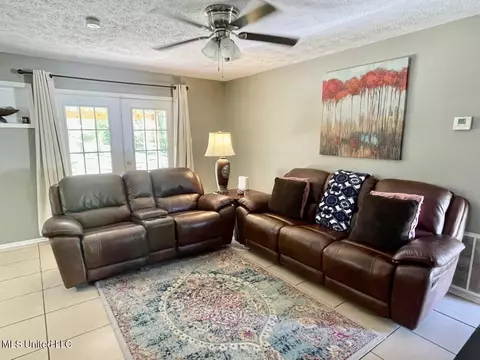 Living - 7117 Hampton Dr, Biloxi, MS 39532 photo 1 of 3