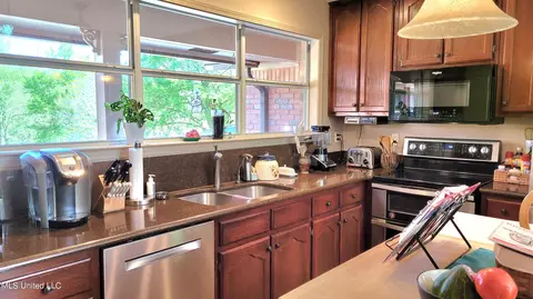 Kitchen - 4367 Starlanding Rd, Nesbit, MS 38651 photo 4 of 4