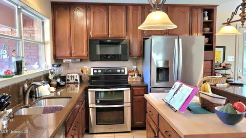 Kitchen - 4367 Starlanding Rd, Nesbit, MS 38651 photo 2 of 4