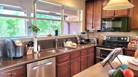 Kitchen - 4367 Starlanding Rd, Nesbit, MS 38651 photo 3 of 4