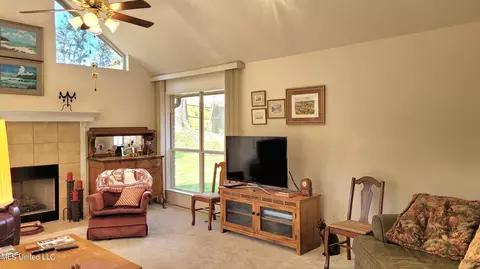 Living - 4367 Starlanding Rd, Nesbit, MS 38651 photo 2 of 3