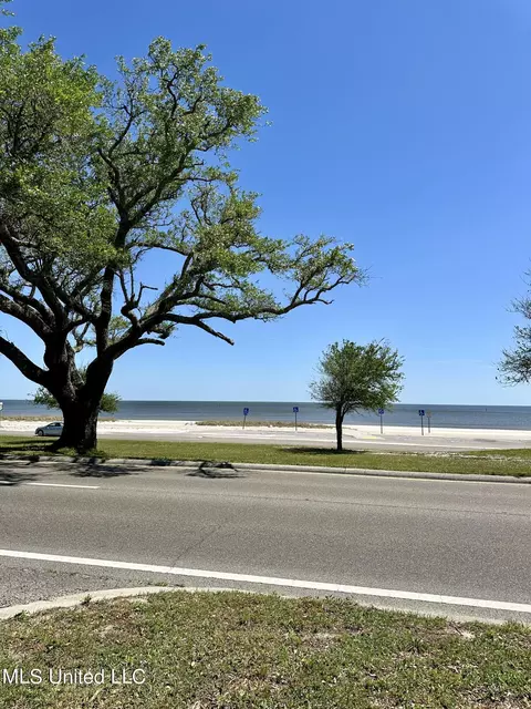 1416 E Beach Blvd, Gulfport, MS 39501