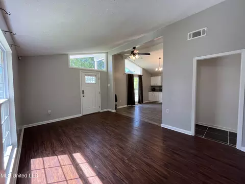 Living - 112 Truman Cir, Jackson, MS 39213 photo 2 of 2