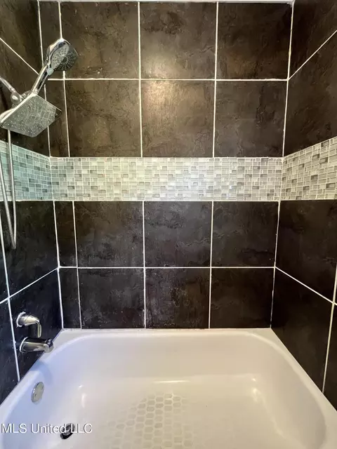 Bath - 112 Truman Cir, Jackson, MS 39213 photo 2 of 3