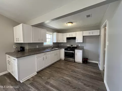 Kitchen - 112 Truman Cir, Jackson, MS 39213 photo 2 of 3