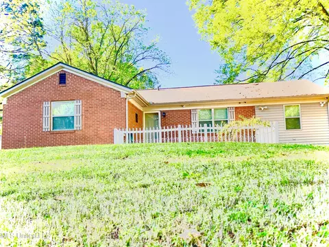 5759 Natchez Dr, Horn Lake, MS 38637