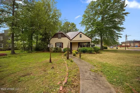 511 Longino St, Belzoni, MS 39038