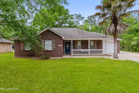 1115 Dorothy St, Ocean Springs, MS 39564