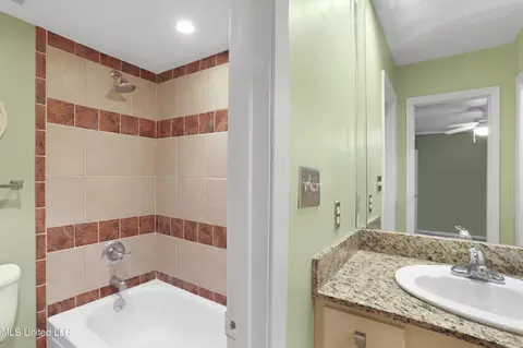Bath - 5155 Wayneland Dr #B-6, Jackson, MS 39211 photo 1 of 4