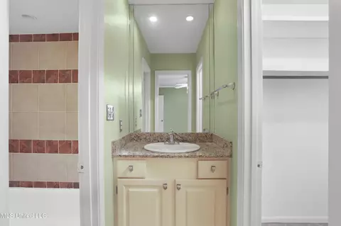 Bath - 5155 Wayneland Dr #B-6, Jackson, MS 39211 photo 2 of 4