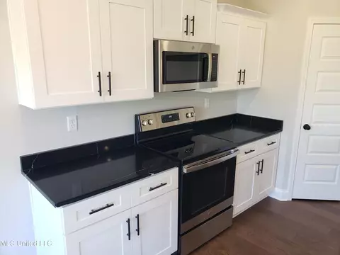 Kitchen - 199 Cadet Dr, Senatobia, MS 38668 photo 3 of 3